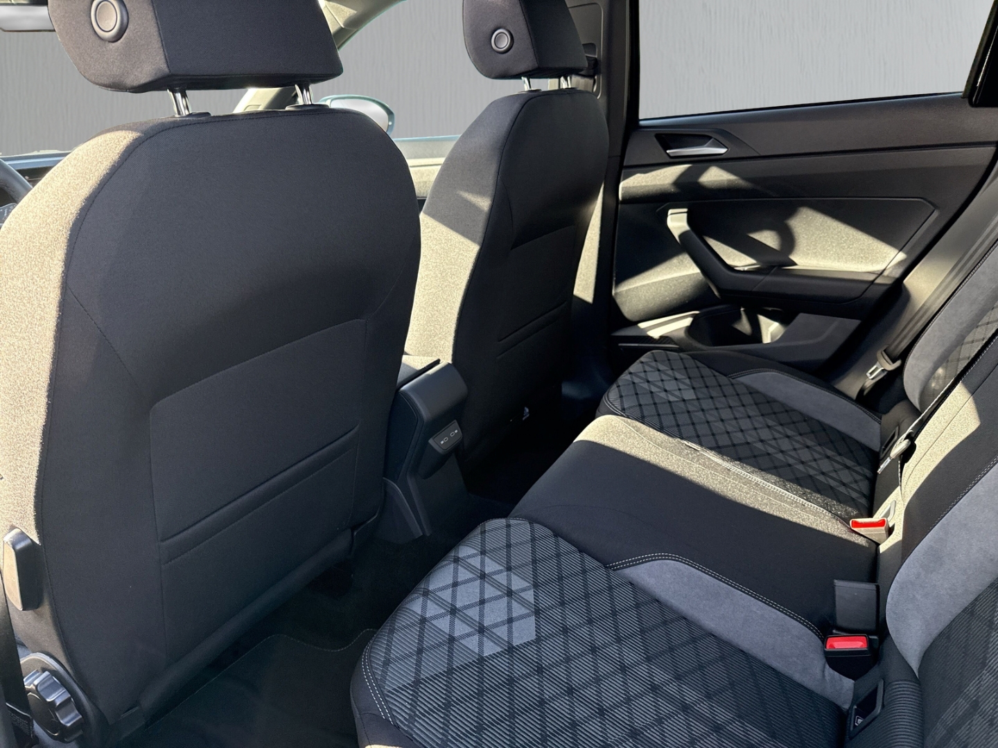 Fahrzeugabbildung Volkswagen Taigo 1.0 TSI DSG R-Line R-Kamera Navi GJR Pano IQ Drive
