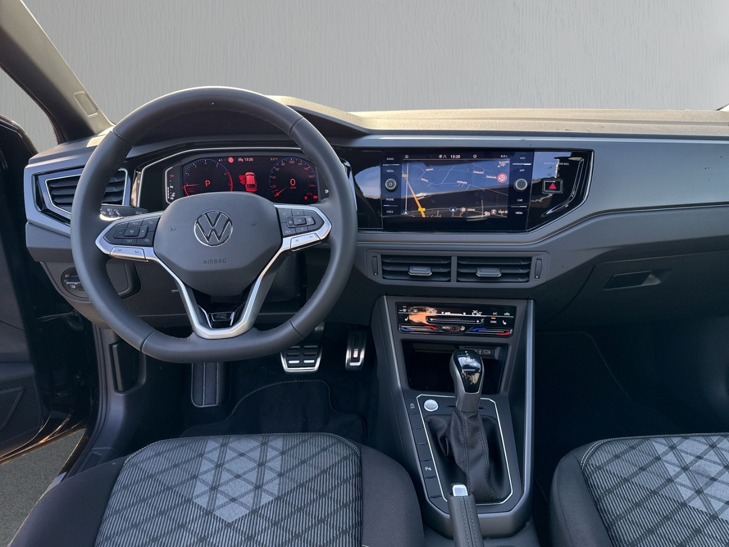 Fahrzeugabbildung Volkswagen Taigo 1.0 TSI DSG R-Line R-Kamera Navi GJR Pano IQ Drive