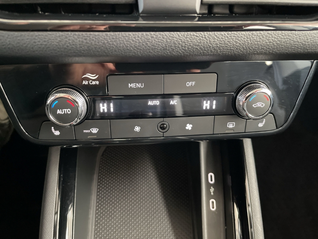 Fahrzeugabbildung SKODA Kamiq Selection 1.0 TSI DSG AHK LED VC SHZ PDC Alu A