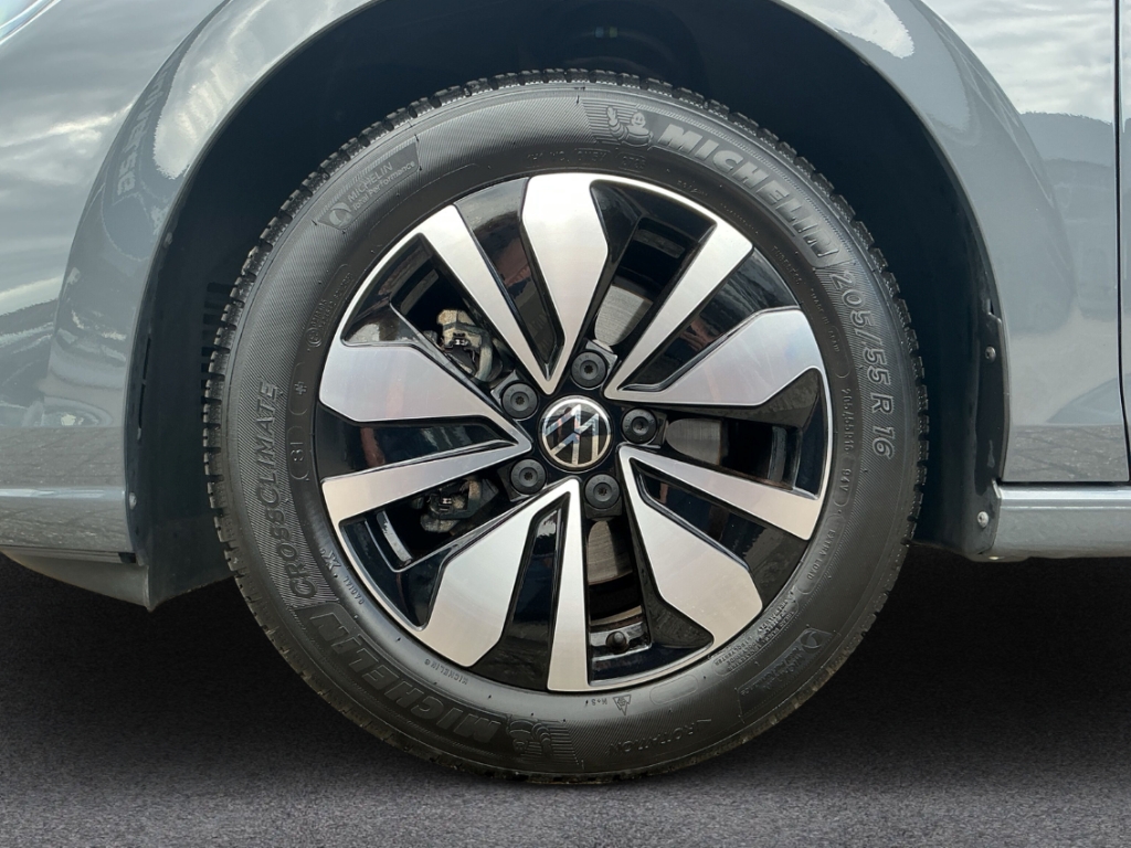 Fahrzeugabbildung Volkswagen Golf 1,5 l eTSI GOAL AHK ACC LED SHZ Rückfahrkam.
