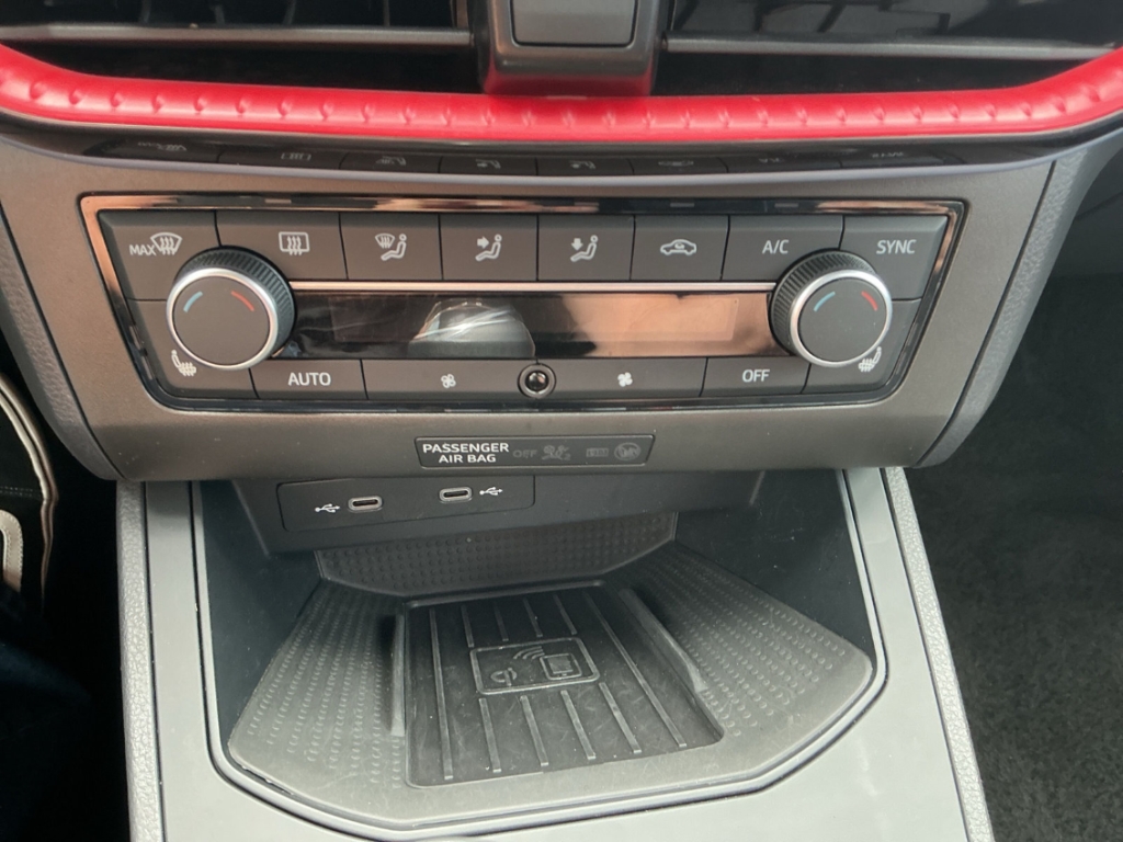 Fahrzeugabbildung Volkswagen Golf 1,5 l eTSI GOAL AHK ACC LED SHZ Rückfahrkam.