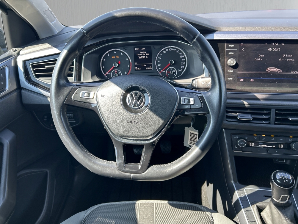 Fahrzeugabbildung Volkswagen Polo VI 1.0 TSI Highline Navi Klimaauto SHZ PDC Allwetter