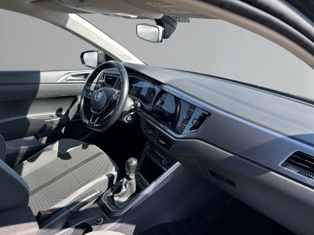 Fahrzeugabbildung Volkswagen Polo VI 1.0 TSI Highline Navi Klimaauto SHZ PDC Allwetter
