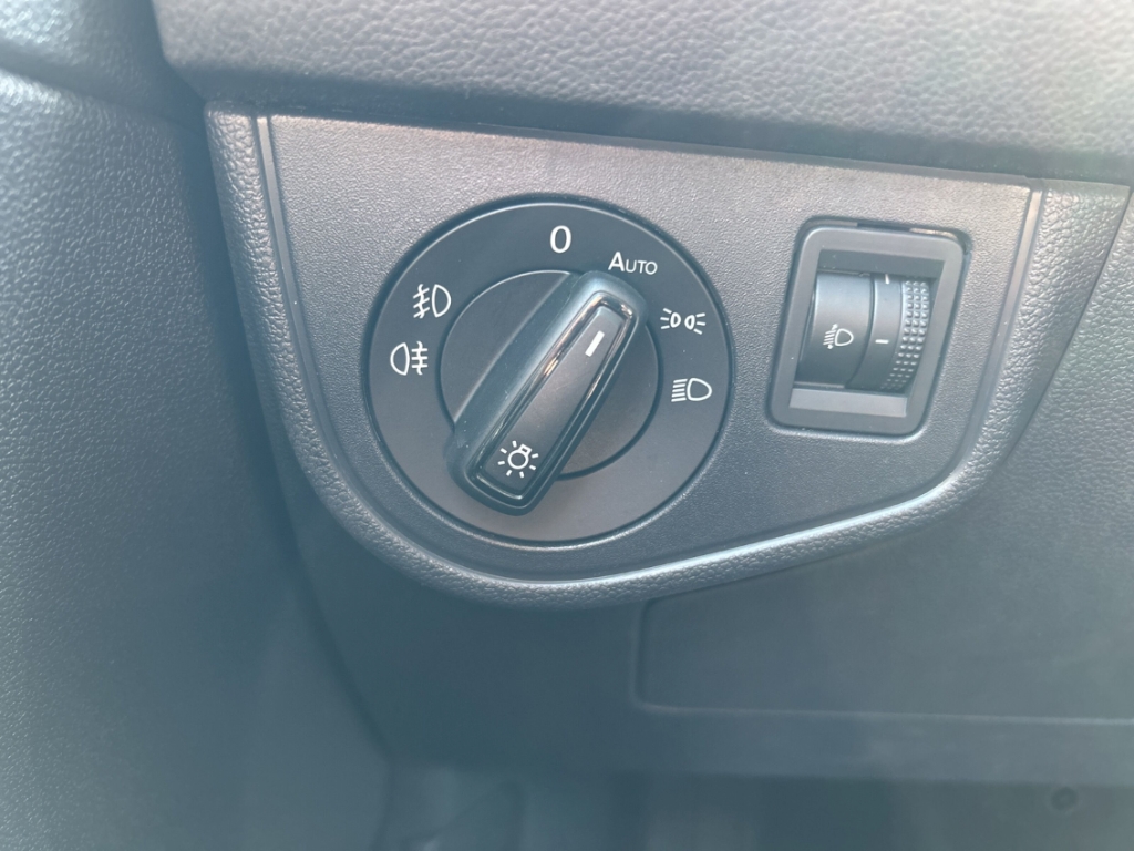 Fahrzeugabbildung Volkswagen Polo VI 1.0 TSI Highline Navi Klimaauto SHZ PDC Allwetter