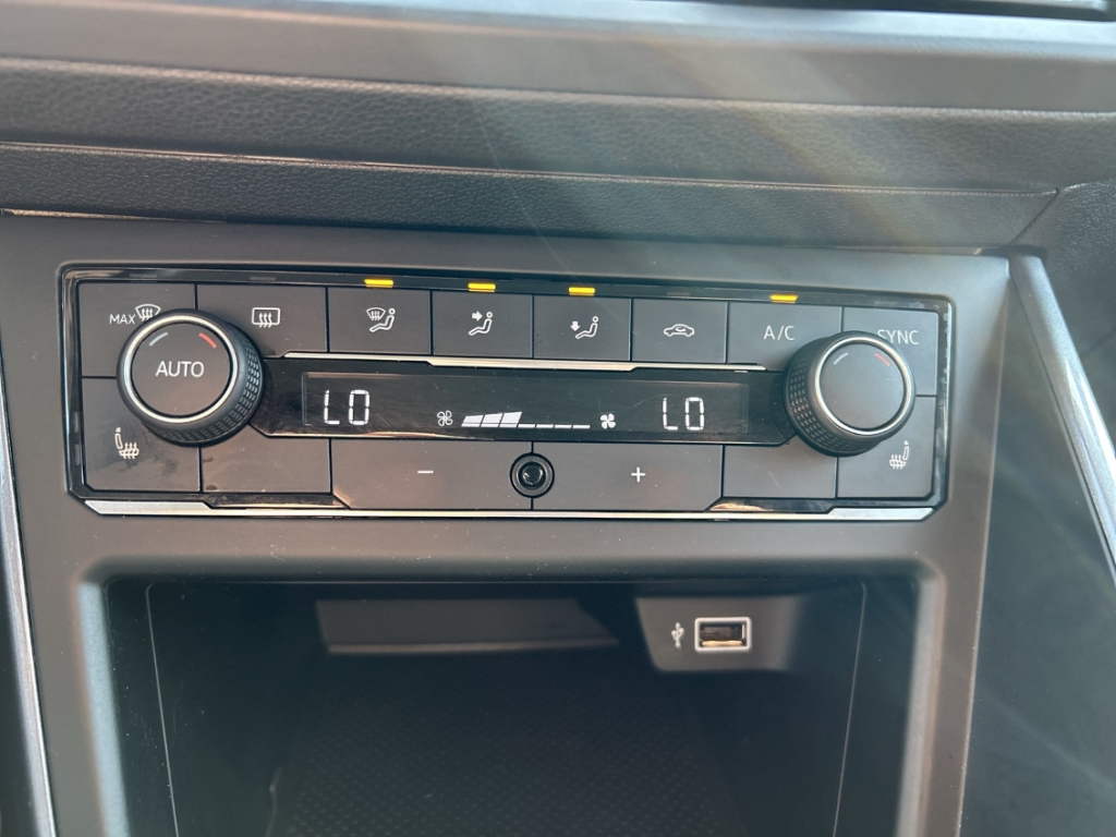 Fahrzeugabbildung Volkswagen Polo VI 1.0 TSI Highline Navi Klimaauto SHZ PDC Allwetter