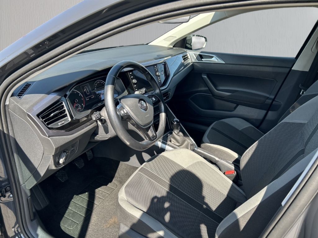 Fahrzeugabbildung Volkswagen Polo VI 1.0 TSI Highline Navi Klimaauto SHZ PDC Allwetter