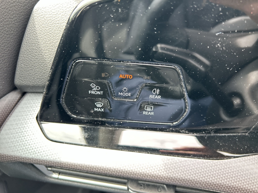 Fahrzeugabbildung Volkswagen Golf Active 1.5 Life IQ.Drive SHZ LED NAVI StdHz StandHZG ACC Apple CarPlay