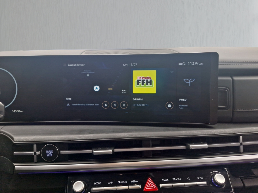 Fahrzeugabbildung Hyundai SANTA FE PHEV MY25 1.6 AT 4WD Signature Komf.P Tech.P AHK 5-Sitz Navi Leder Digi Cockpit