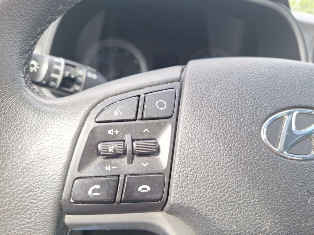 Fahrzeugabbildung Hyundai TUCSON 2WD 1.6 GDi NAVI LED DAB SHZ LenkradHZG PDC Klimaautomatik