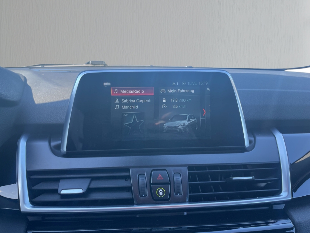Fahrzeugabbildung BMW 218 Active Tourer Advantage i AHK TEMP SHZ LED PDCv+h Navi