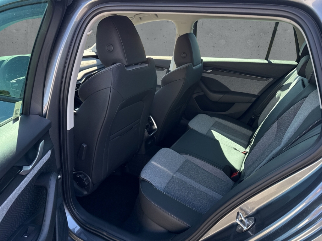 Fahrzeugabbildung SKODA Octavia Combi 2.0 TDI DSG SELECTION Navi AHK LM17