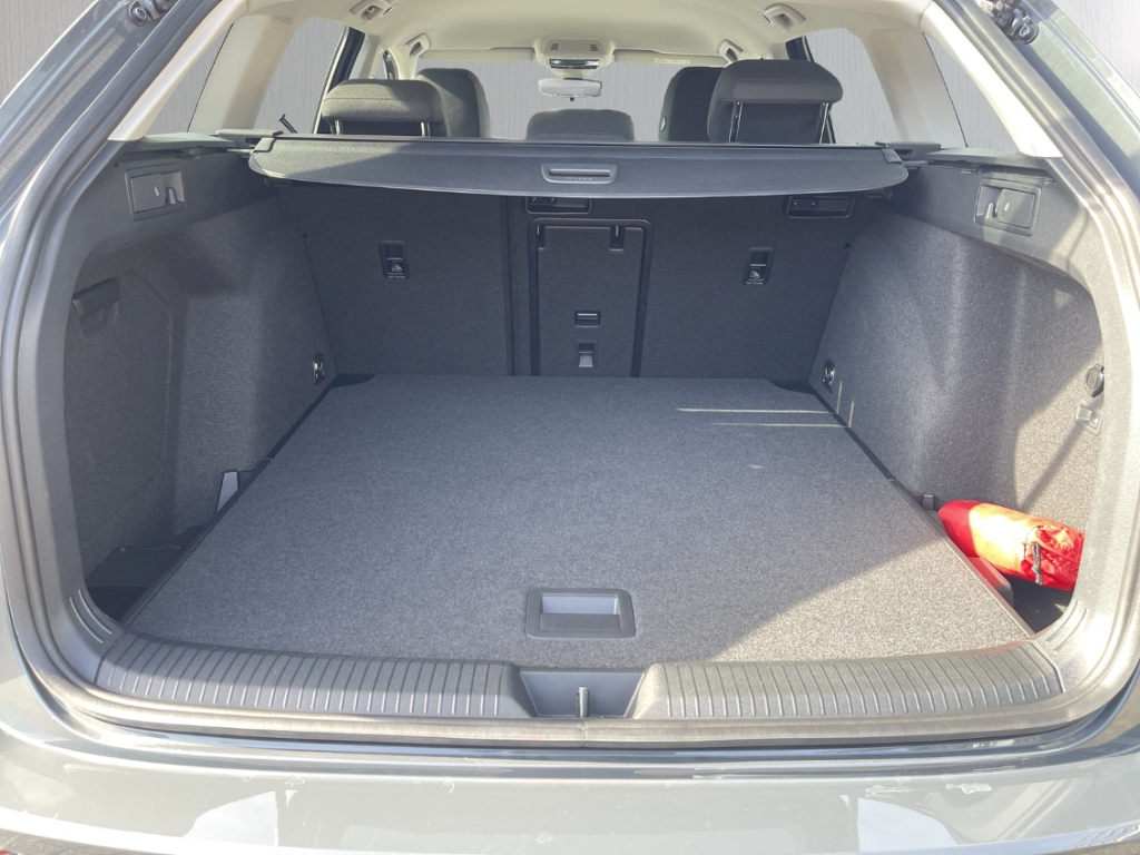 Fahrzeugabbildung Volkswagen Golf Variant 1.5 eTSI DSG Life AHK Navi ACC RKam