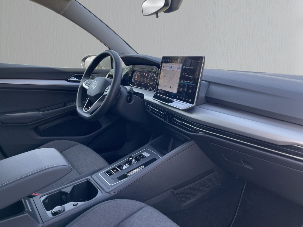 Fahrzeugabbildung Volkswagen Golf Variant 1.5 eTSI DSG Life AHK Navi ACC RKam