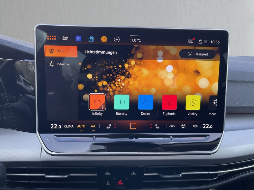 Fahrzeugabbildung Volkswagen Golf Variant 1.5 eTSI DSG Life AHK Navi ACC RKam