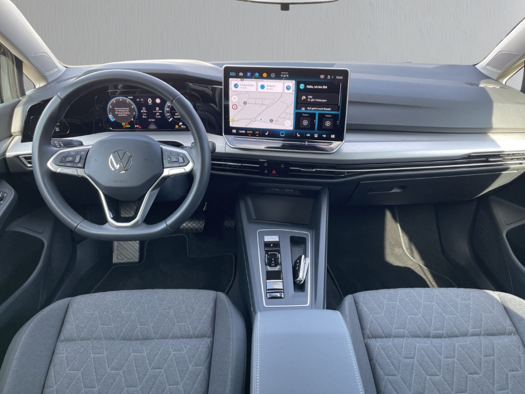 Fahrzeugabbildung Volkswagen Golf Variant 1.5 eTSI DSG Life AHK Navi ACC RKam