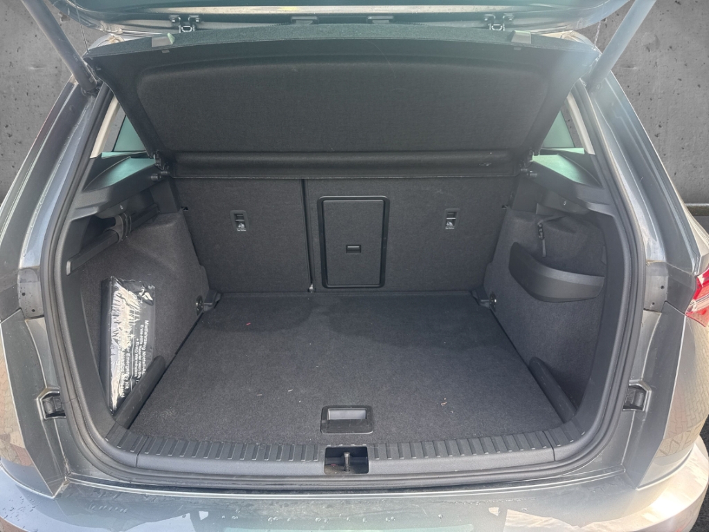Fahrzeugabbildung SKODA Karoq 1.5 TSI DSG Tour AHK MatrixLED Navi Kamera
