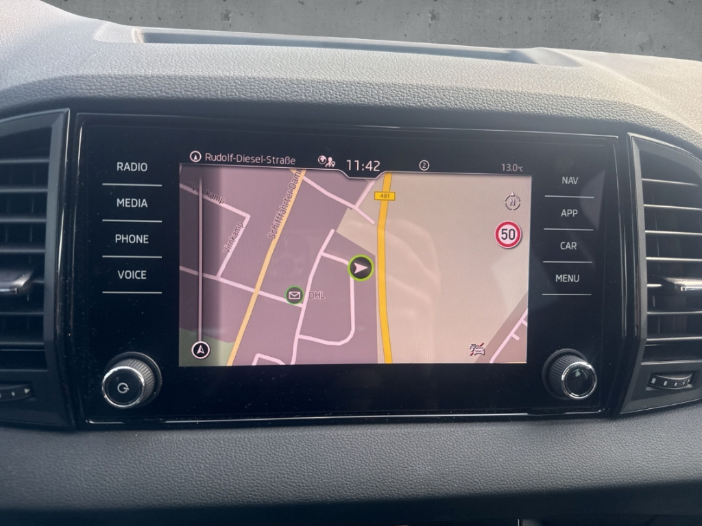 Fahrzeugabbildung SKODA Karoq 1.5 TSI DSG Tour AHK MatrixLED Navi Kamera