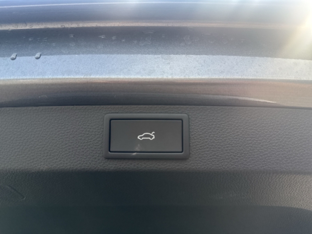 Fahrzeugabbildung SKODA Karoq 1.5 TSI DSG Tour AHK MatrixLED Navi Kamera