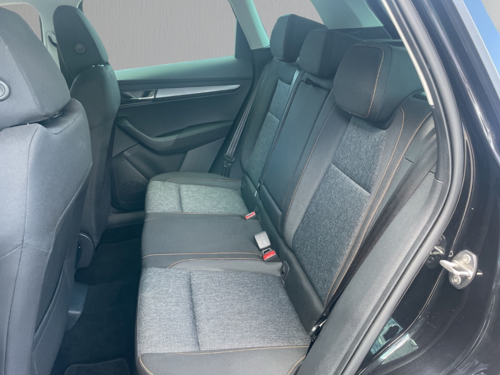 Fahrzeugabbildung SKODA Karoq Clever LED SHZ PDC Klima Dyn. Kurvenlicht