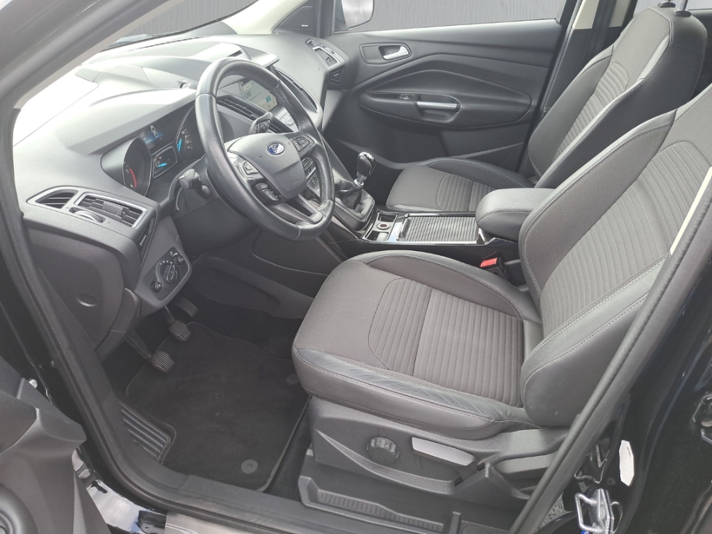 Fahrzeugabbildung Ford Kuga Titanium SHZ PDCv+h Temp Navi Klima Color