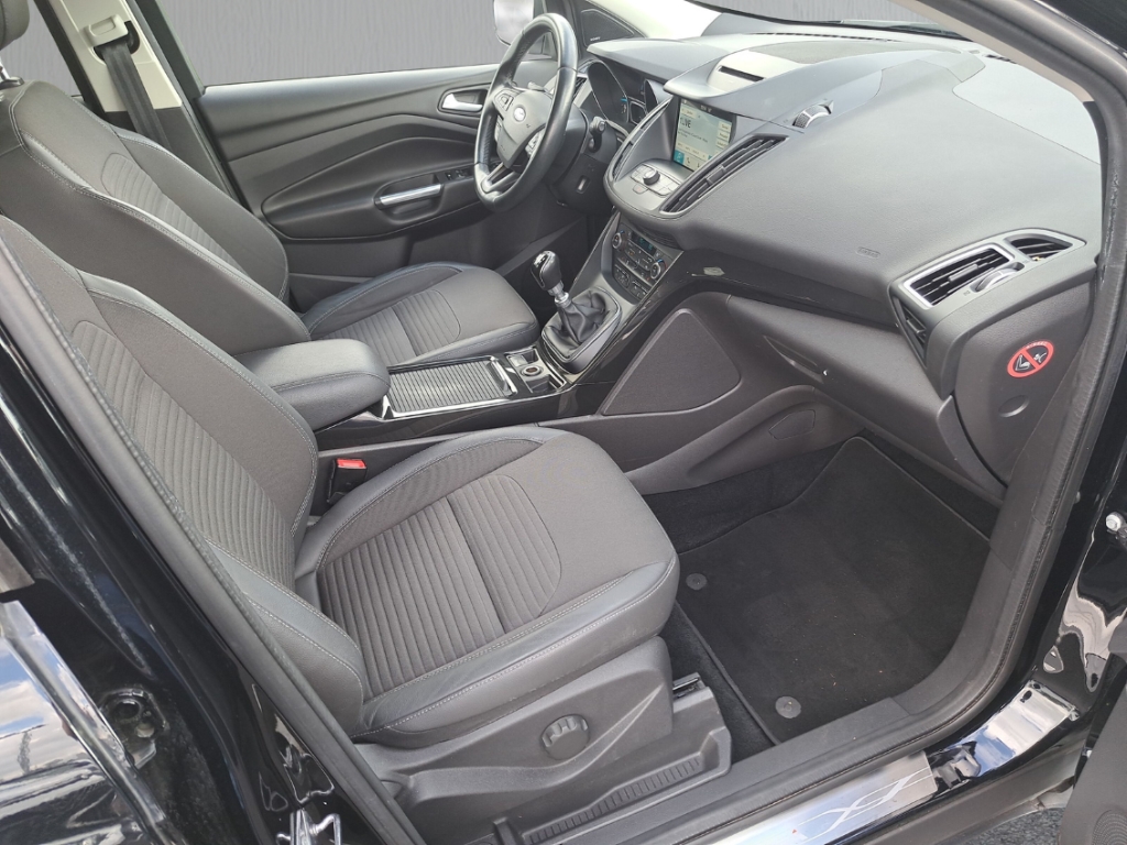 Fahrzeugabbildung Ford Kuga Titanium SHZ PDCv+h Temp Navi Klima Color