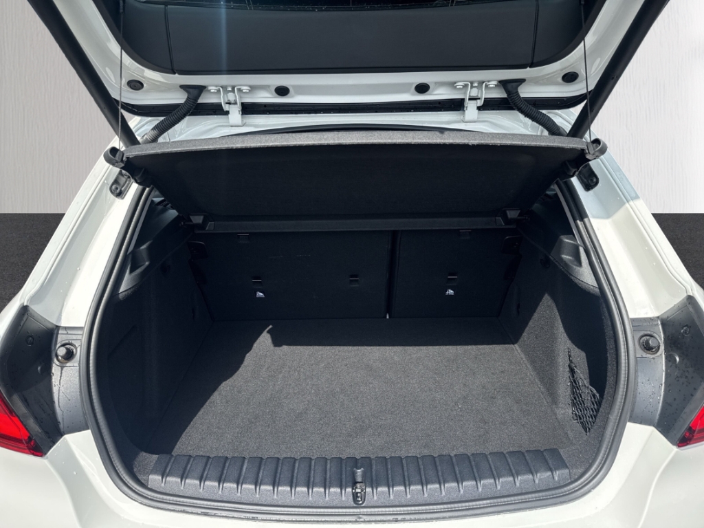 Fahrzeugabbildung BMW 118 i SportLine LHZ SHZ LED elHeck Navi CarPlay