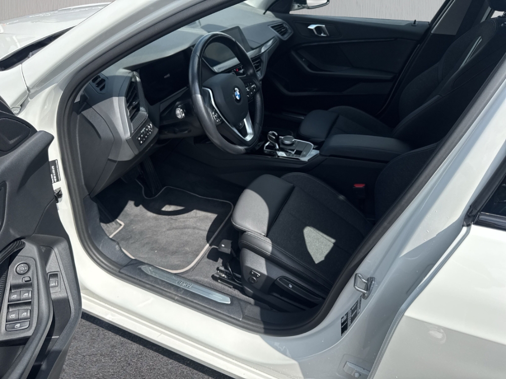 Fahrzeugabbildung BMW 118 i SportLine LHZ SHZ LED elHeck Navi CarPlay