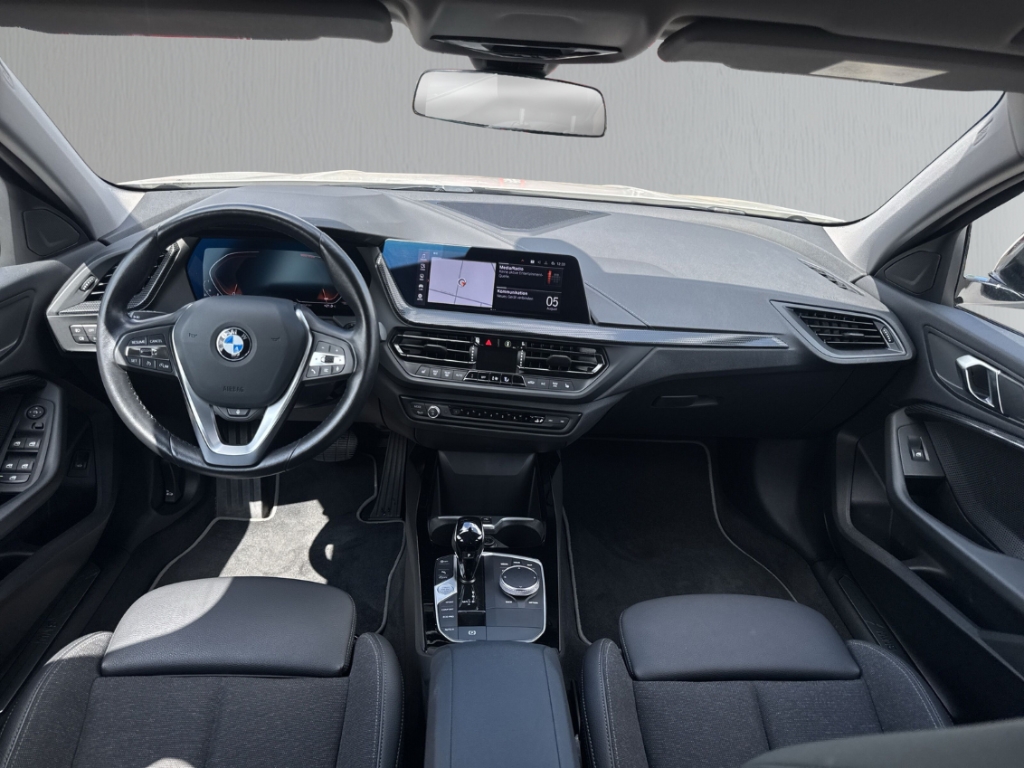 Fahrzeugabbildung BMW 118 i SportLine LHZ SHZ LED elHeck Navi CarPlay