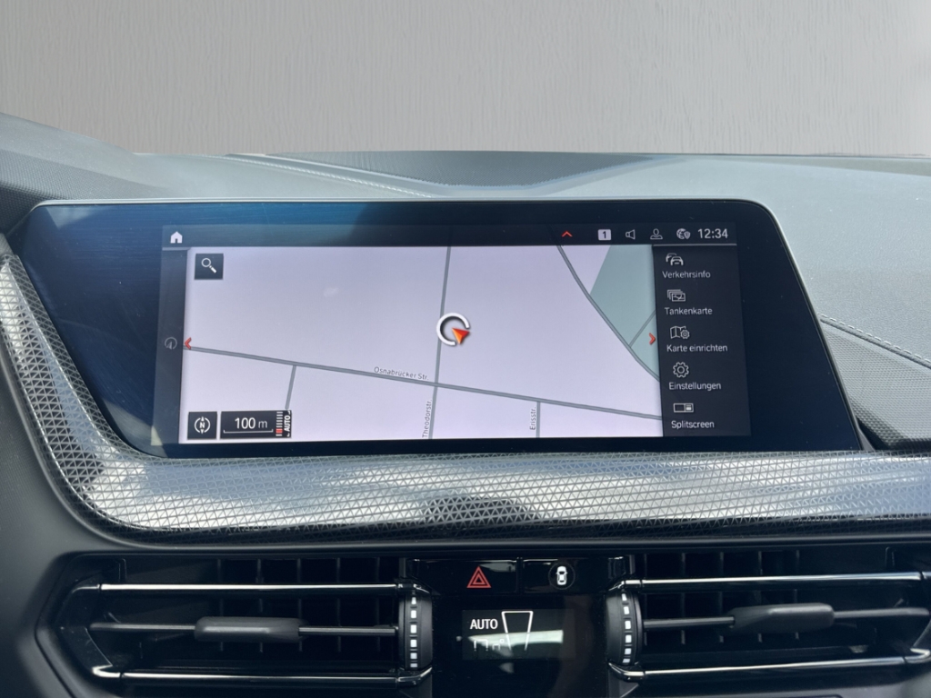 Fahrzeugabbildung BMW 118 i SportLine LHZ SHZ LED elHeck Navi CarPlay