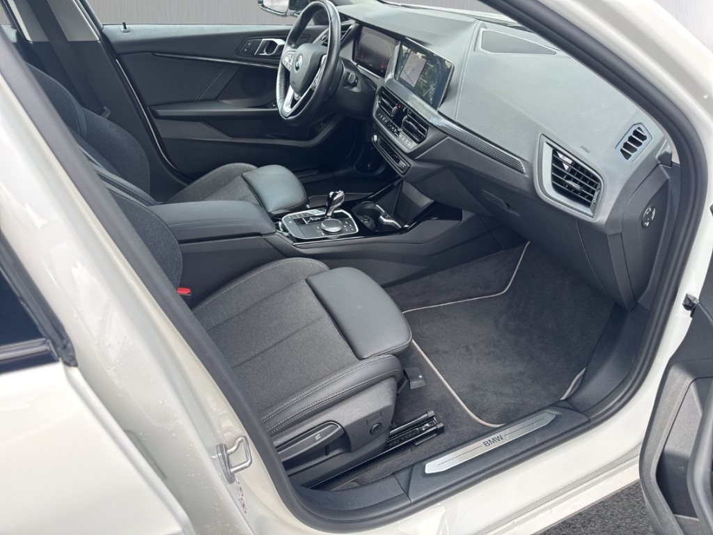 Fahrzeugabbildung BMW 118 i SportLine LHZ SHZ LED elHeck Navi CarPlay
