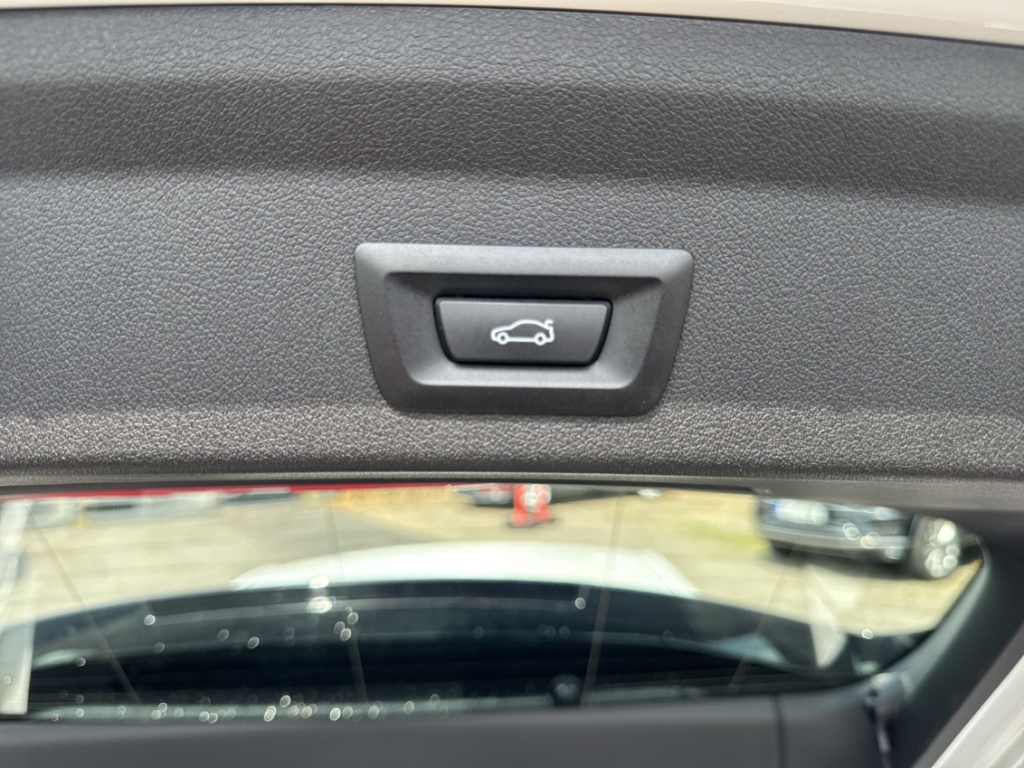 Fahrzeugabbildung BMW 118 i SportLine LHZ SHZ LED elHeck Navi CarPlay