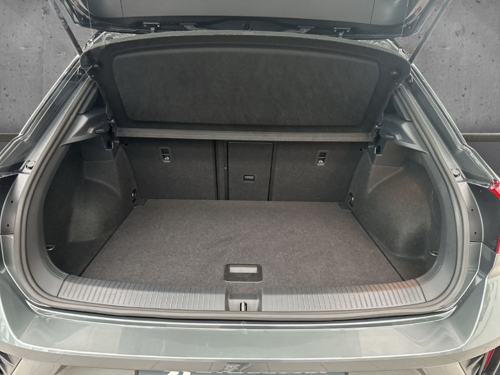 Fahrzeugabbildung Volkswagen T-Roc 1.5 TSI DSG R-Line AHK LED+ Navi ACC R-Kam