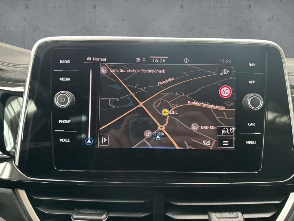 Fahrzeugabbildung Volkswagen T-Roc 1.5 TSI DSG R-Line AHK LED+ Navi ACC R-Kam