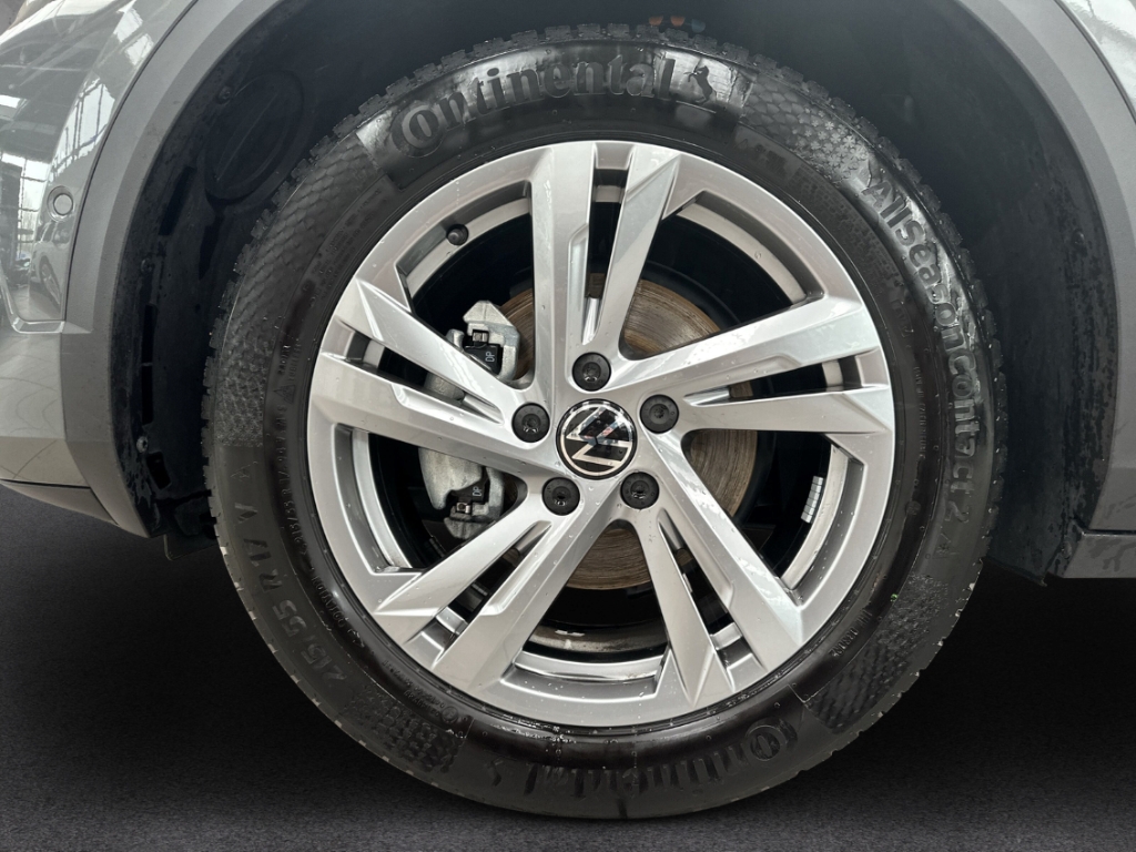 Fahrzeugabbildung Volkswagen T-Roc 1.5 TSI DSG R-Line AHK LED+ Navi ACC R-Kam