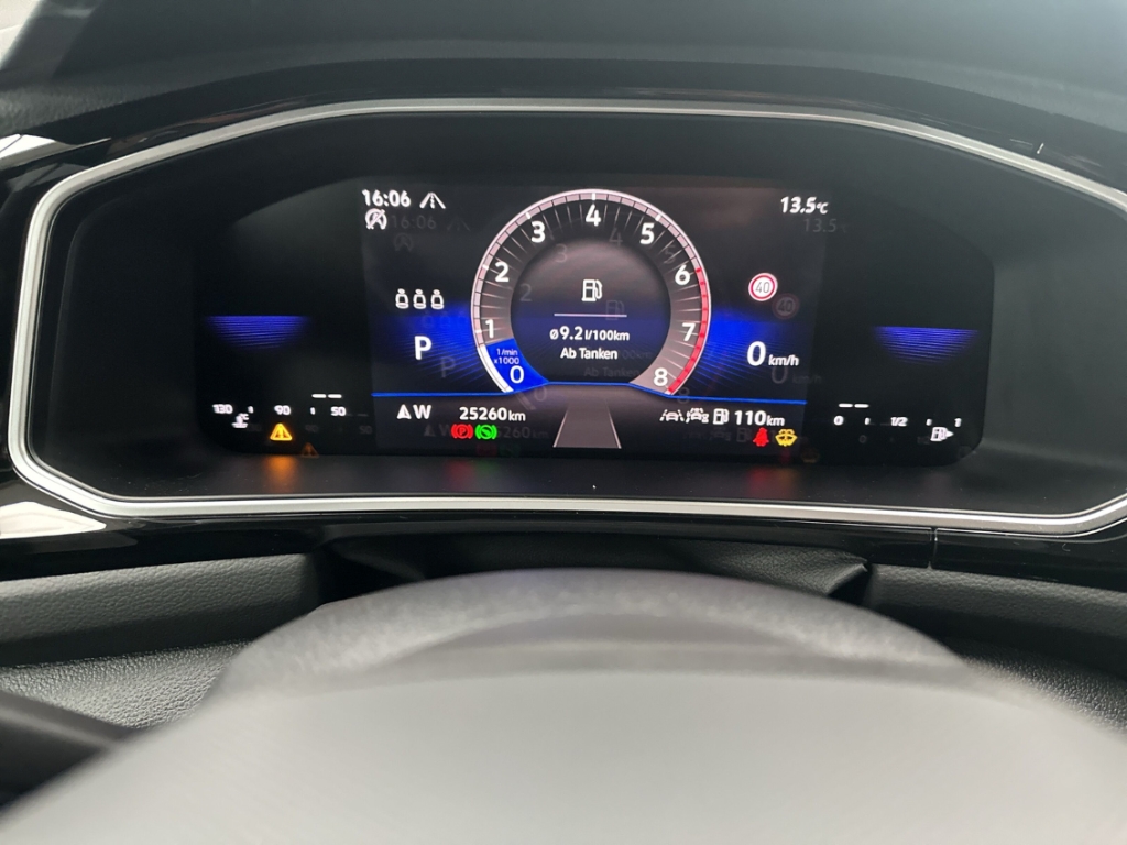 Fahrzeugabbildung Volkswagen T-Roc 1.5 TSI DSG R-Line AHK LED+ Navi ACC R-Kam