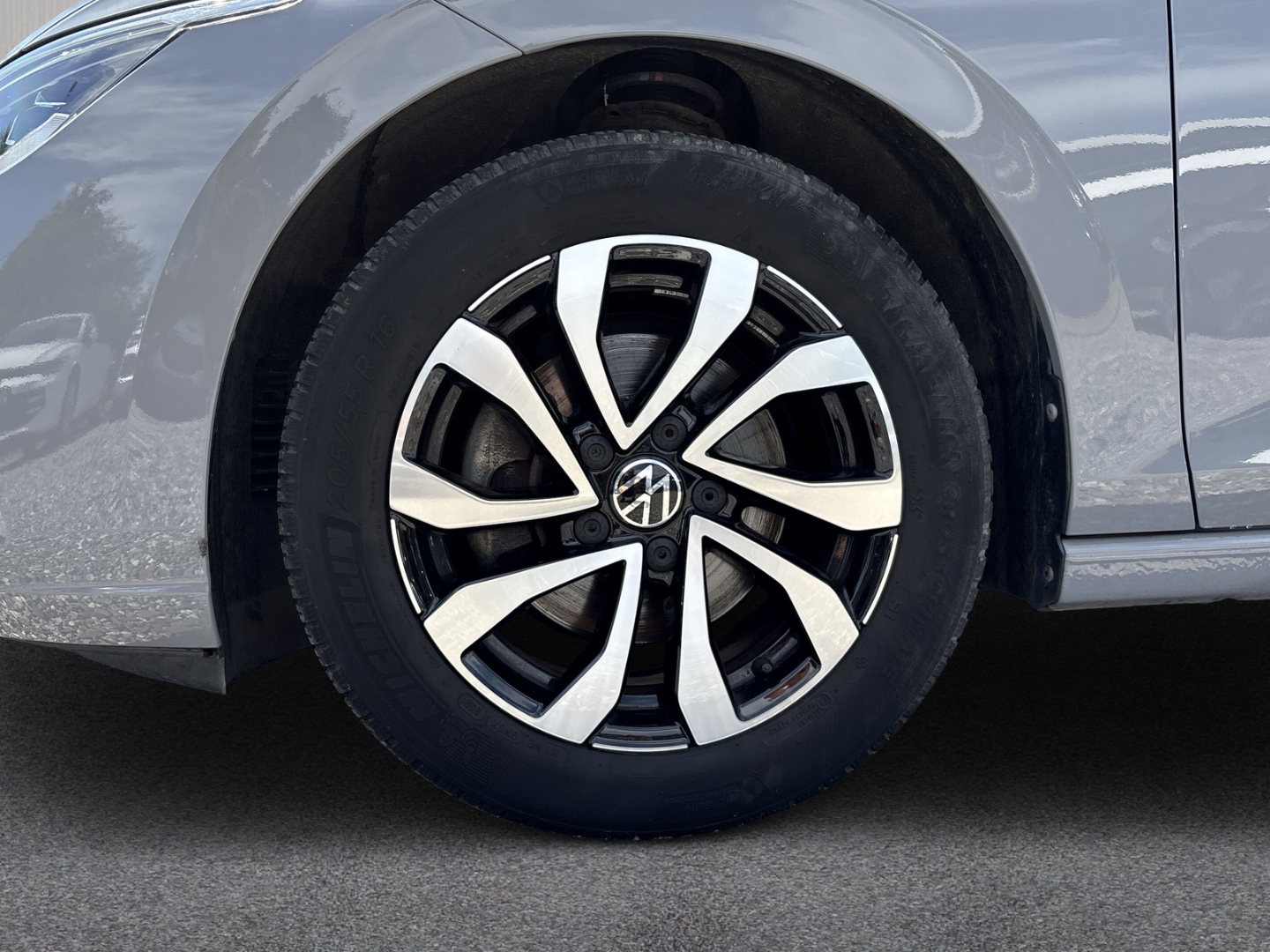 Fahrzeugabbildung Volkswagen Golf 1.5 TSI Active Navi ACC SHZ LHZ SideAss Kam