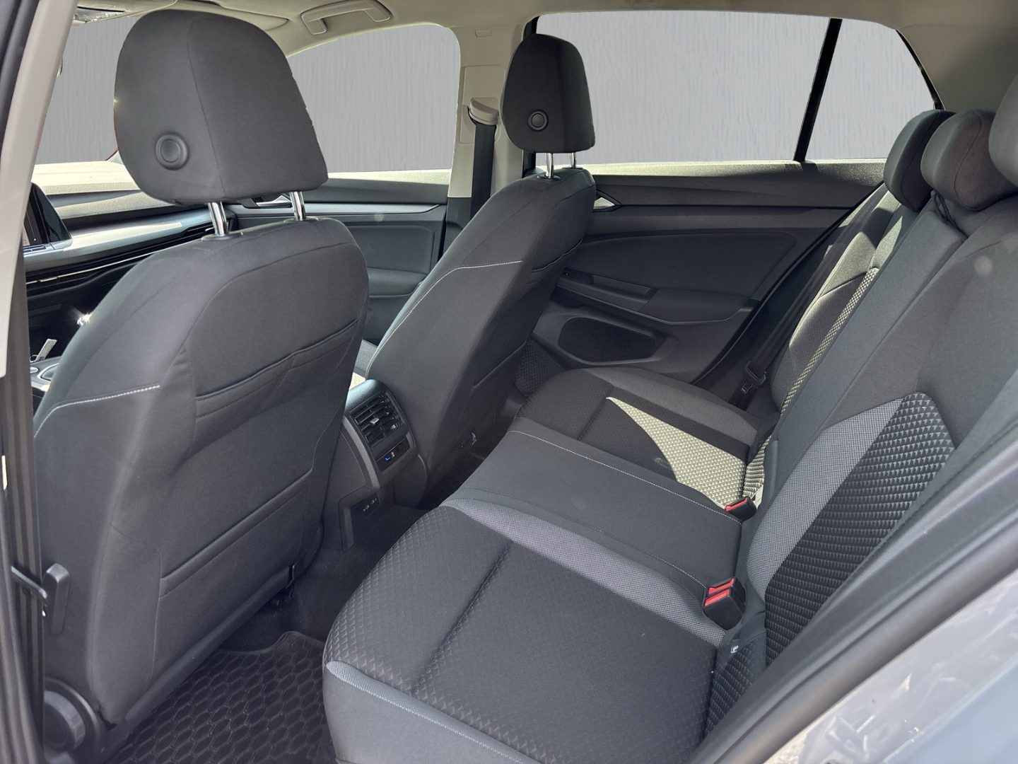 Fahrzeugabbildung Volkswagen Golf 1.5 TSI Active Navi ACC SHZ LHZ SideAss Kam