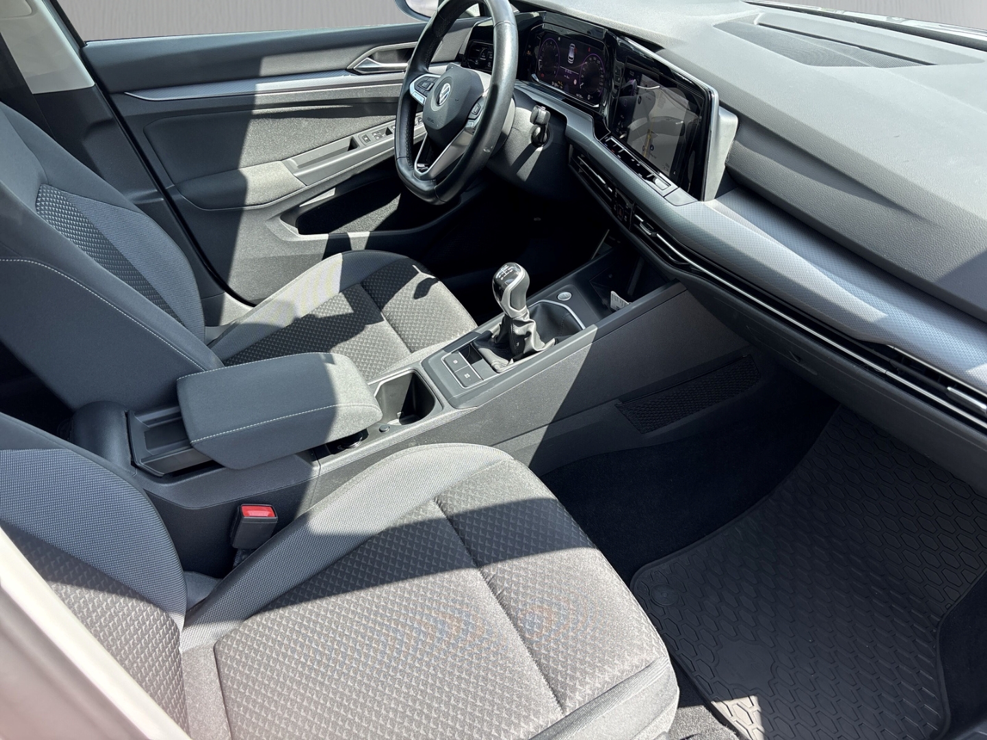 Fahrzeugabbildung Volkswagen Golf 1.5 TSI Active Navi ACC SHZ LHZ SideAss Kam