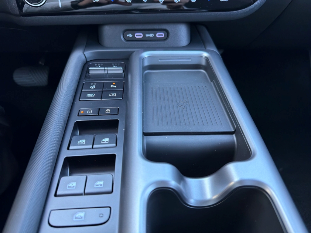 Fahrzeugabbildung Hyundai IONIQ 6 EV FL MY26 84kWh 2WD CENTRIQ Schiebedach Matrix LED Blendfreies Fernl. Kurvenlicht ACC