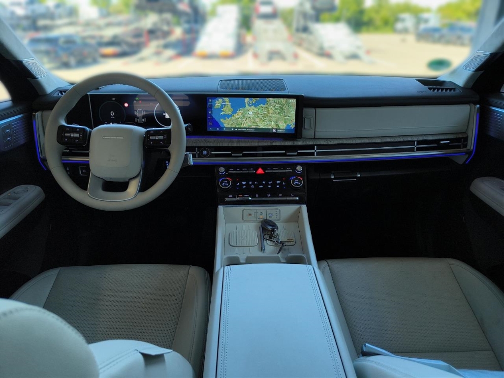 Fahrzeugabbildung Hyundai SANTA FE PHEV MY25 1.6 AT 4WD Signature Komf-P. 7-Sitz Dig-KEY Navi Leder Digitales Cockpit