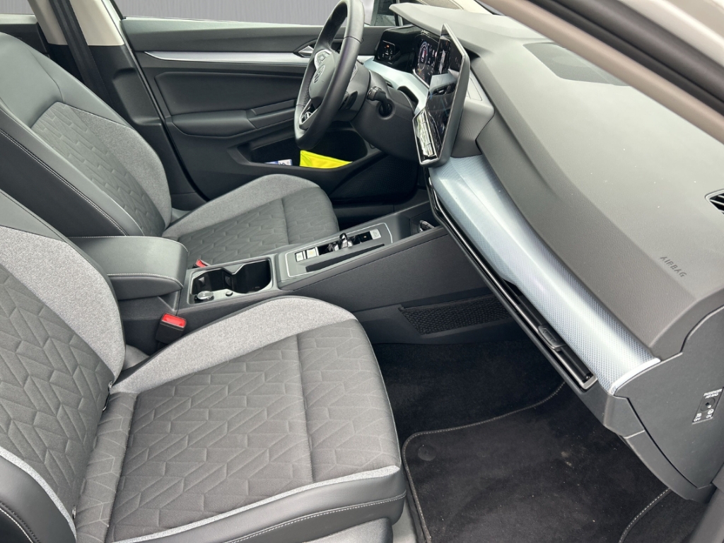 Fahrzeugabbildung Volkswagen Golf Life 1.5 eTSI DSG OPF LED