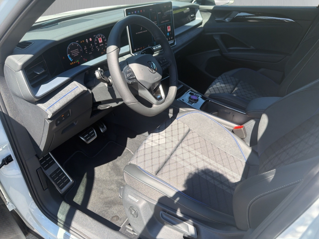 Fahrzeugabbildung Volkswagen Tayron R-Line 2.0 TDI DSG 4M Black Style AHK PANO