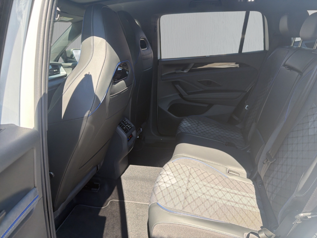 Fahrzeugabbildung Volkswagen Tayron R-Line 2.0 TDI DSG 4M Black Style AHK PANO