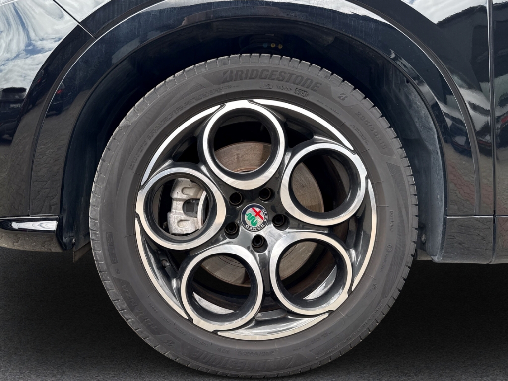 Fahrzeugabbildung Alfa Romeo Tonale Ti 1.5 NAVI LED R-Kam Klima PDC Tempo