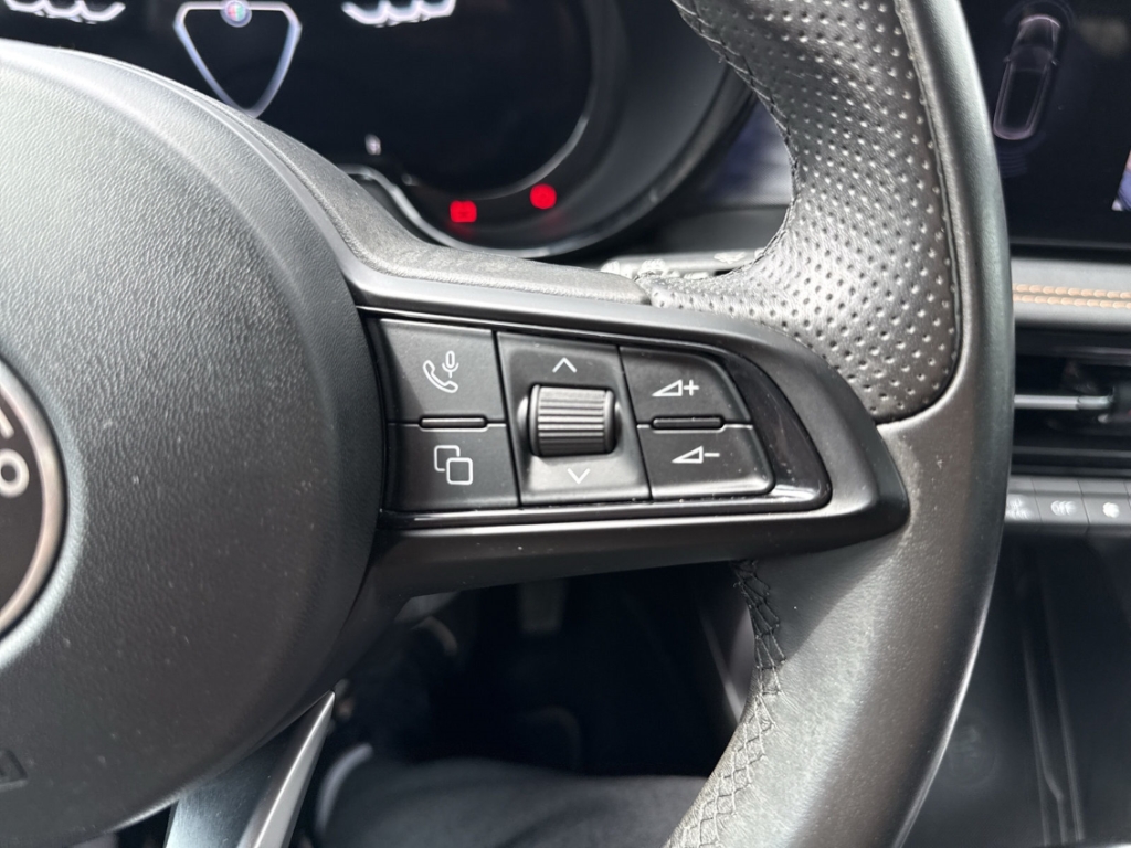Fahrzeugabbildung Alfa Romeo Tonale Ti 1.5 NAVI LED R-Kam Klima PDC Tempo