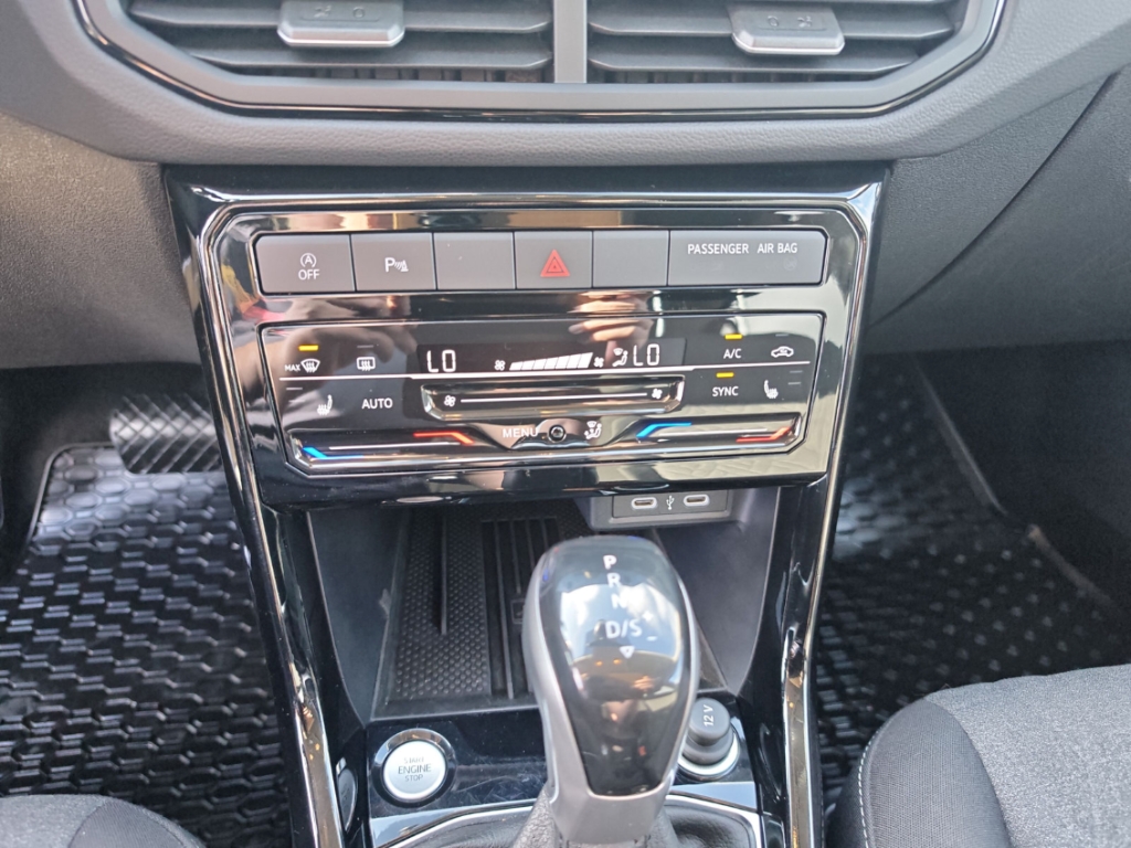 Fahrzeugabbildung Volkswagen T-Cross 1.0 TSI DSG Life LED IQ Drive SHZ LM17
