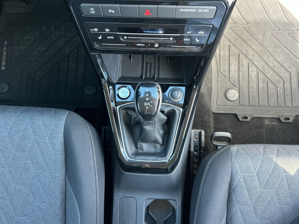 Fahrzeugabbildung Volkswagen T-Cross 1.0 TSI DSG Life ACC LED IQ.Drive SHZ R-Kam
