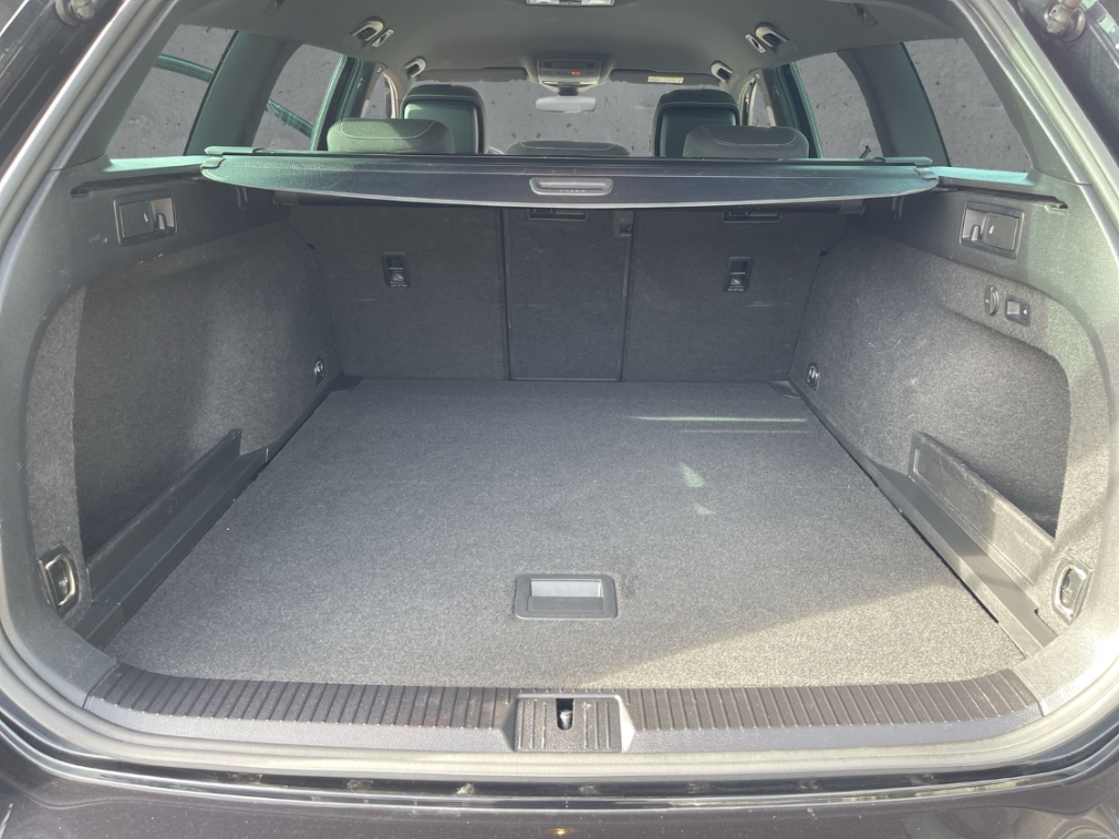 Fahrzeugabbildung Volkswagen Passat Variant TDI DSG Business AHK Nav ACC RKam