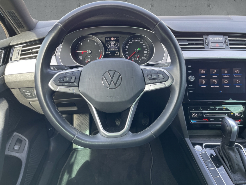 Fahrzeugabbildung Volkswagen Passat Variant TDI DSG Business AHK Nav ACC RKam