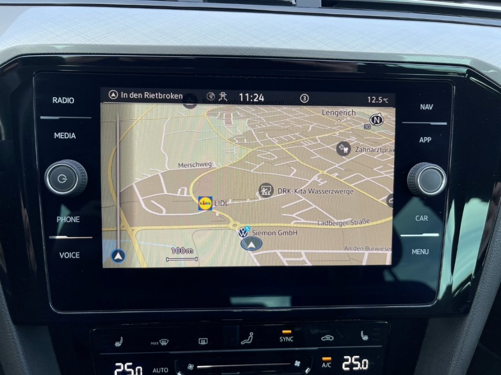 Fahrzeugabbildung Volkswagen Passat Variant TDI DSG Business AHK Nav ACC RKam